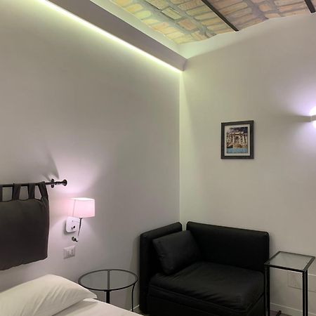 רומא Luxury Rooms Near Colosseum חדר תמונה