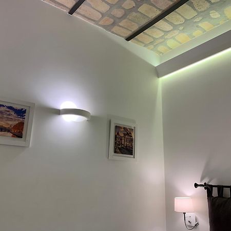 רומא Luxury Rooms Near Colosseum חדר תמונה