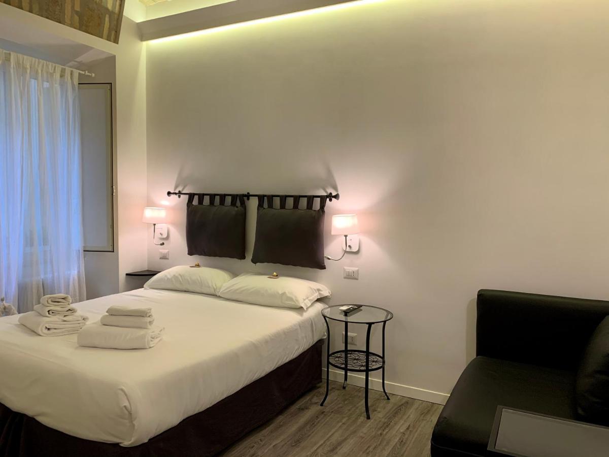 רומא Luxury Rooms Near Colosseum מראה חיצוני תמונה