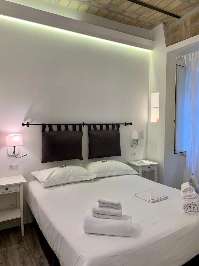 רומא Luxury Rooms Near Colosseum מראה חיצוני תמונה